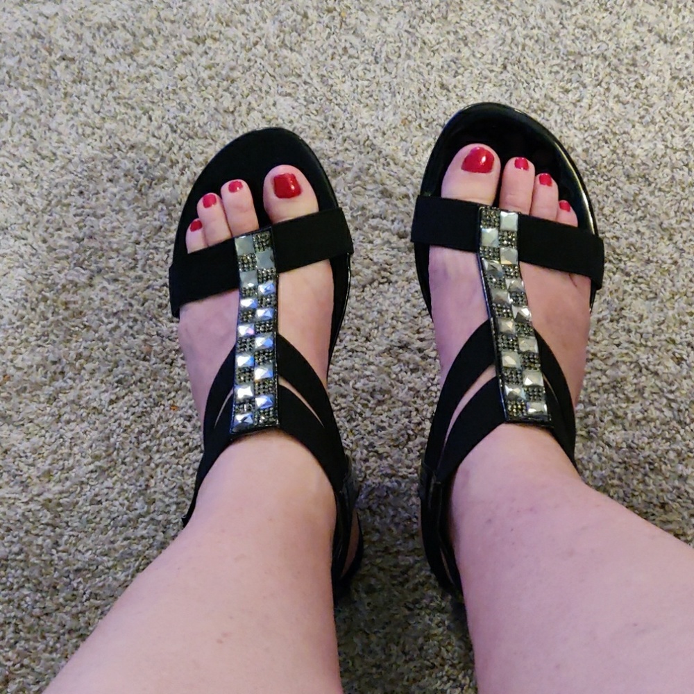 AVENUE Black patent t strap sandals